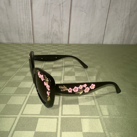 Sunglasses - Picture 5 of 7